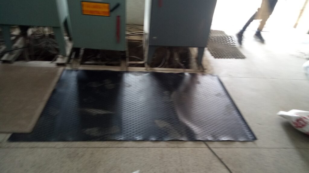 HIGH VOLTAGE INSULATING RUBBER MAT