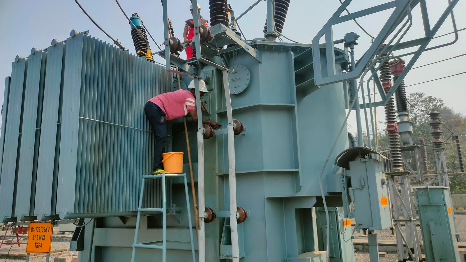 TRANSFORMER EXTERIOR OIL STAIN CLEANING