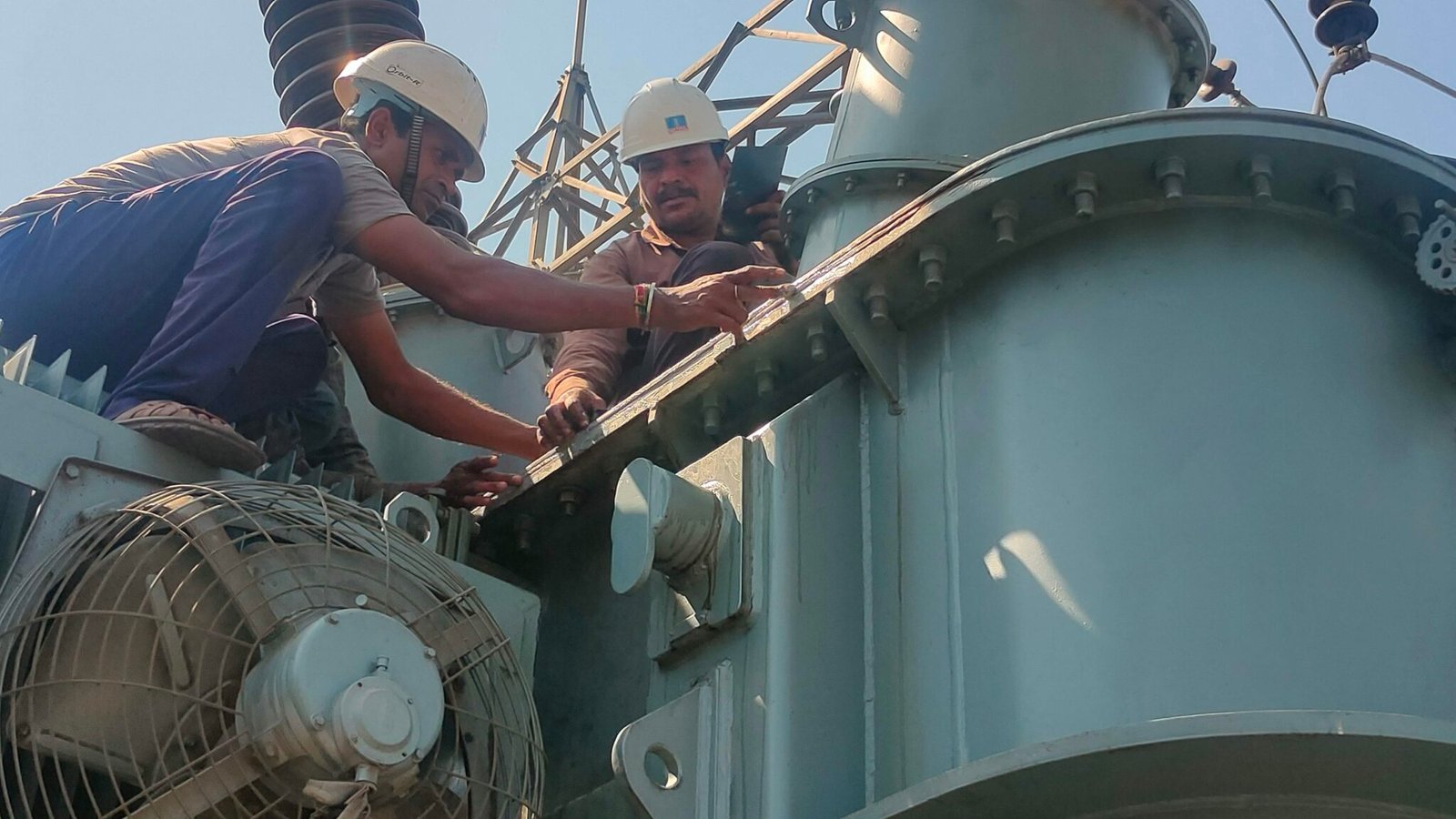 OIL FILLED TRANSFORMER OIL LEAK ARRESTING